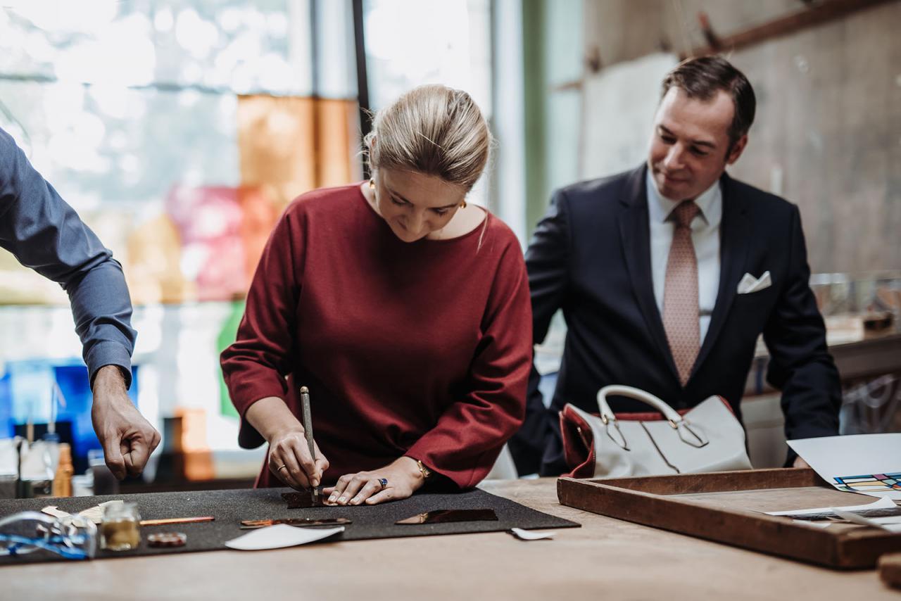 La Princesse Stéphanie découpe un verre