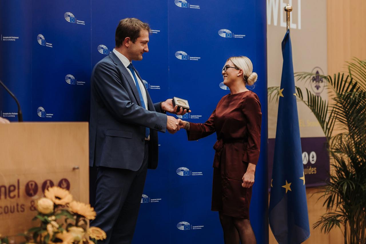L'eurodéputé Christophe Hansen serre la main de la lauréate Vanessa Tani