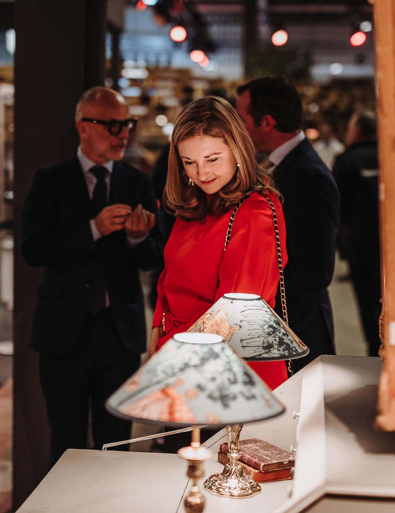 La Princesse Stéphanie observe deux lampes