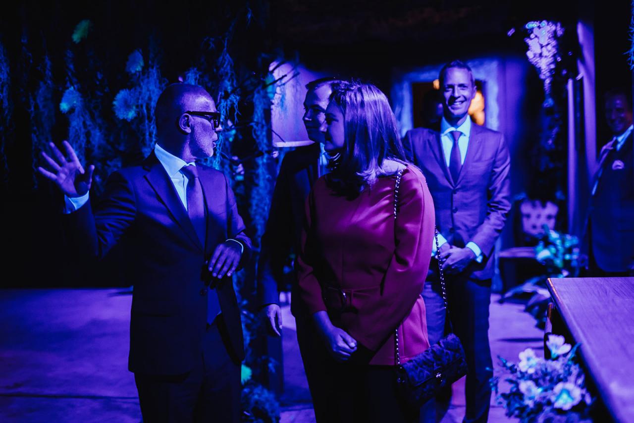Le Couple héritier visite une exposition photos sous une lumière noire
