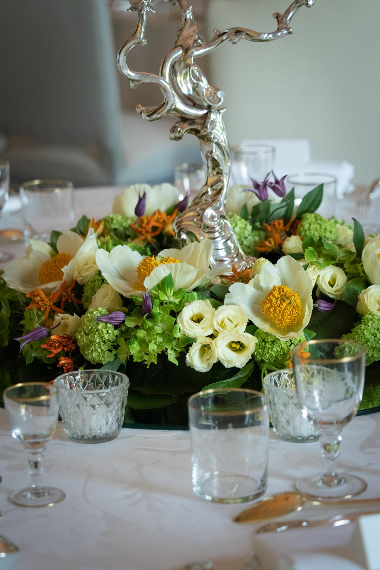 Blumendekorationen auf einem angerichteten Tisch