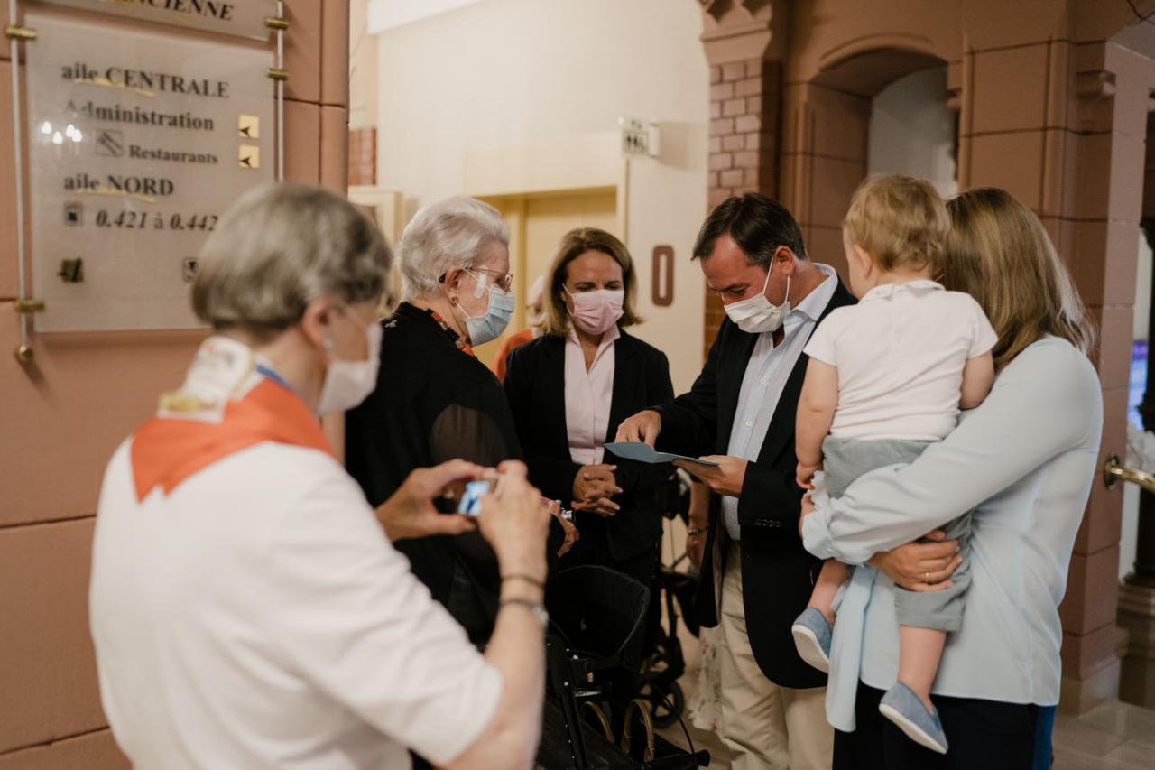 Le Prince Guillaume lit une lettre