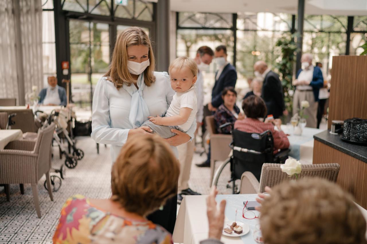 La Princesse Stéphanie et le Prince Charles interagissent avec des résidents