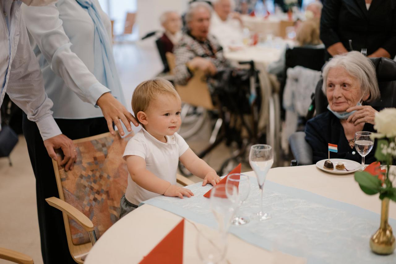 Le Prince Charles a pris place à une table avec des personnes âgées