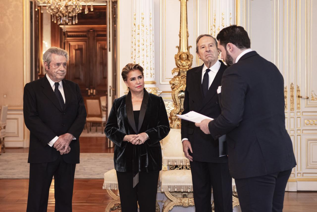 La Grande-Duchesse se voit remettre une médaille le Corps de la Noblesse de la Principauté des Asturies