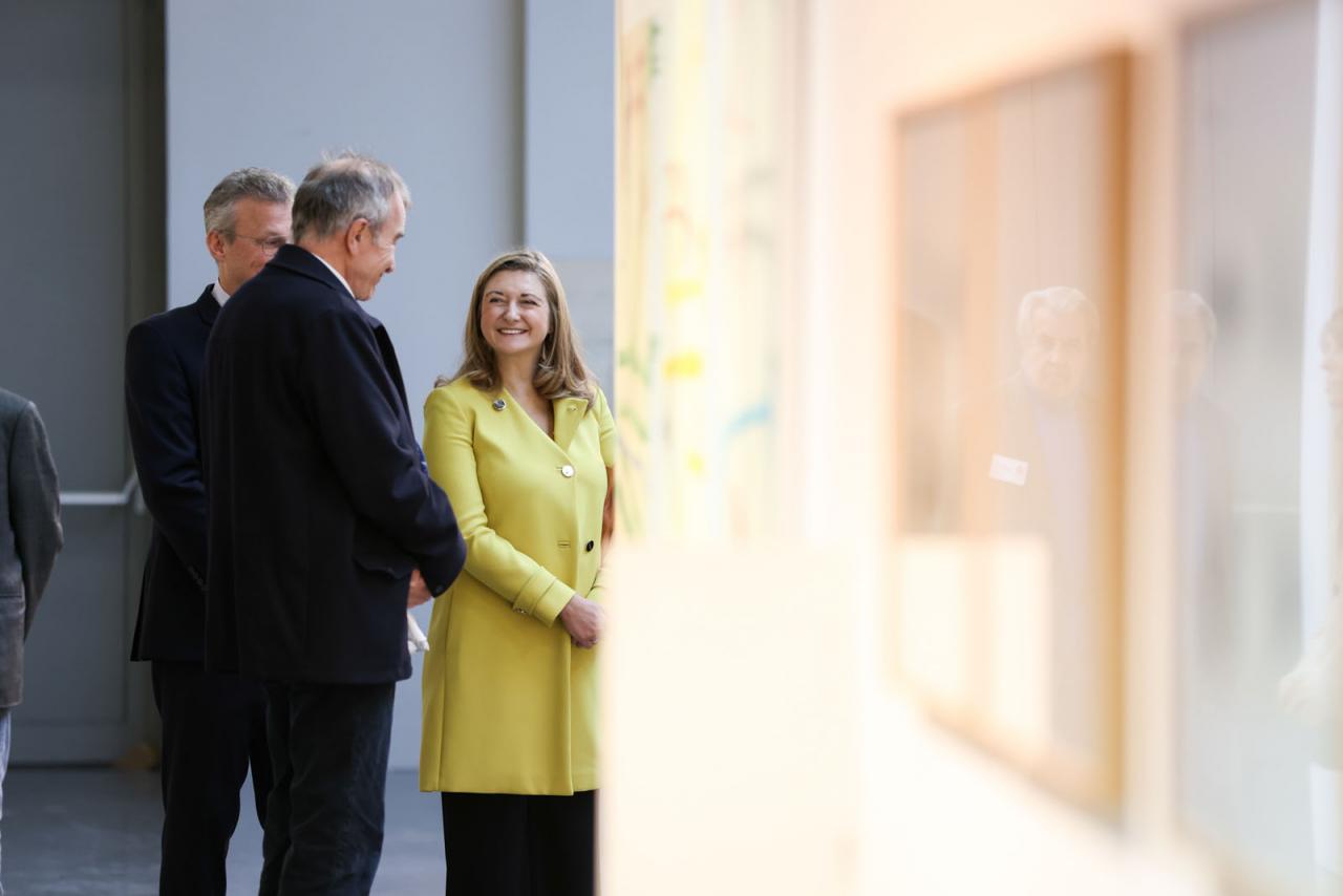 La Princesse Stéphanie discute avec un membre du conseil d'administration CAL