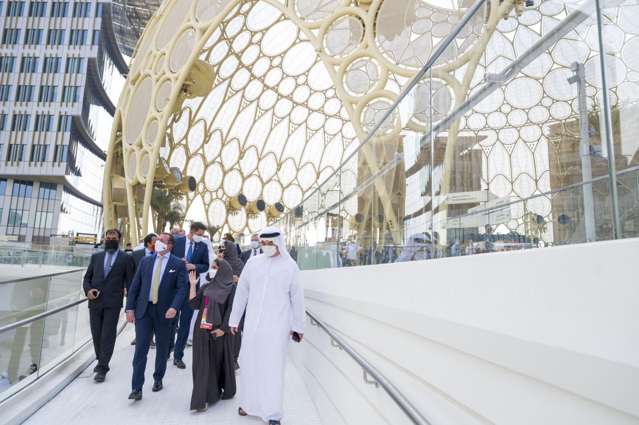 Le Prince Guillaume visite un pavillon de l'exposition universelle