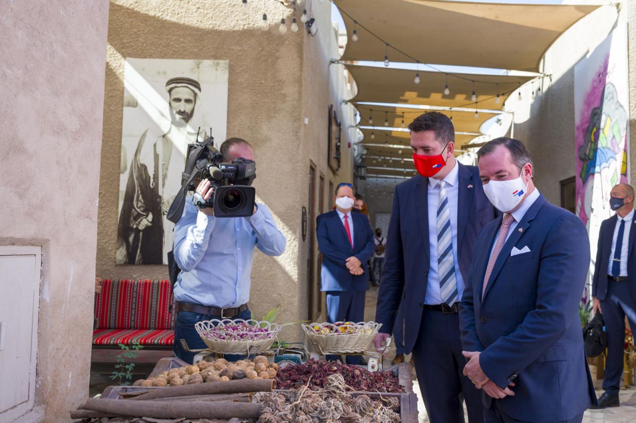 Le Prince et le ministre Delles visitent un marché du Vieux Dubaï