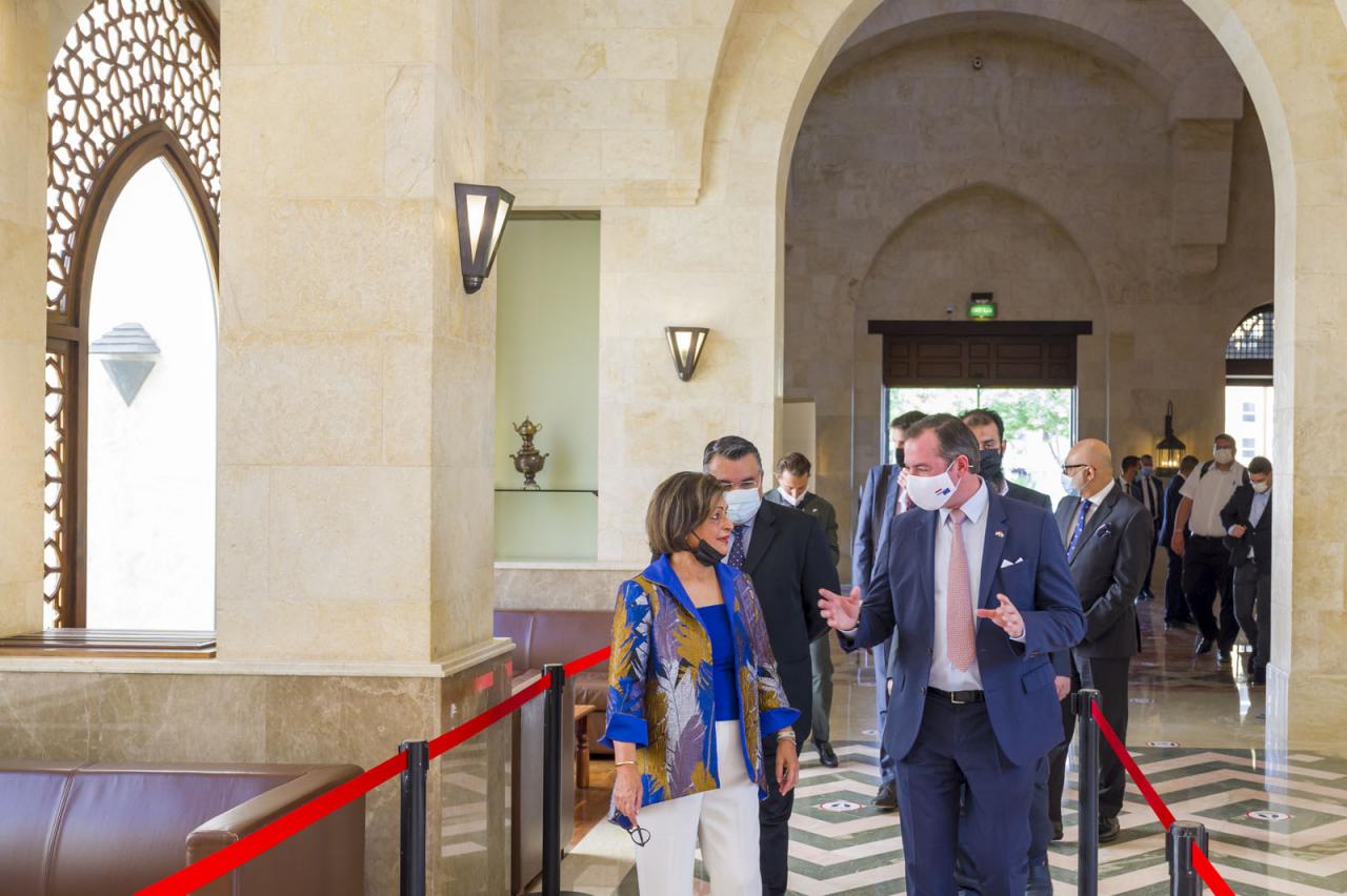 Le Prince Guillaume dans le hall de l'Ismaili Centre