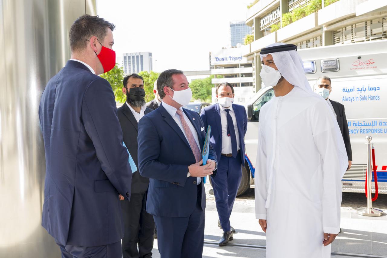 Le Prince Guillaume et le ministre sont accueillis par le ministre de l'économie EAU