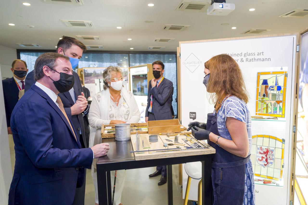 Le Prince Guillaume et le ministre Delles découvre le stand de vitraux