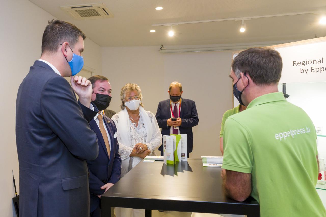 Le Prince Guillaume et le ministre Delles échangent avec un exposant