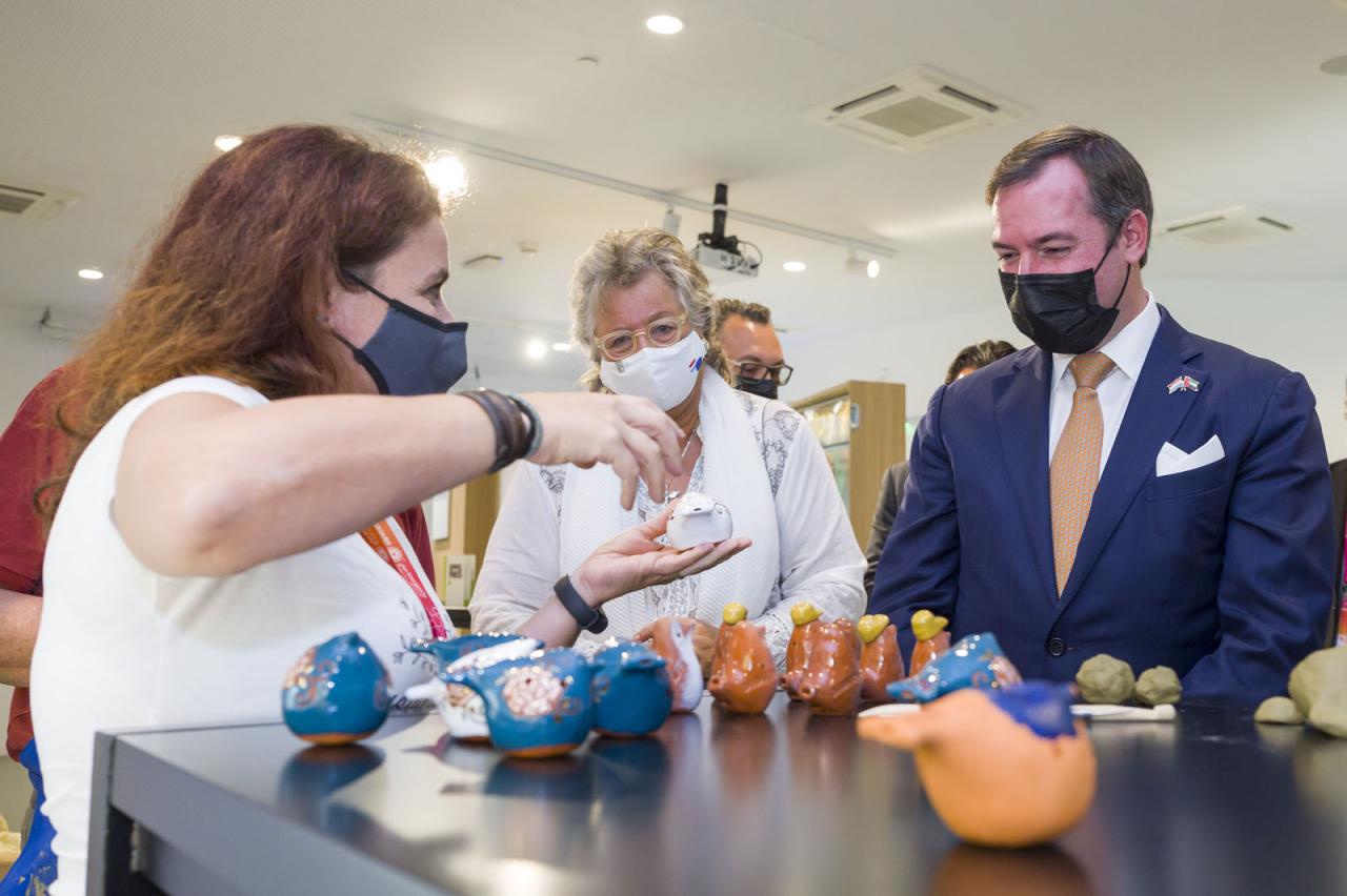 Le Prince Guillaume et le ministre Delles échangent avec un artisan