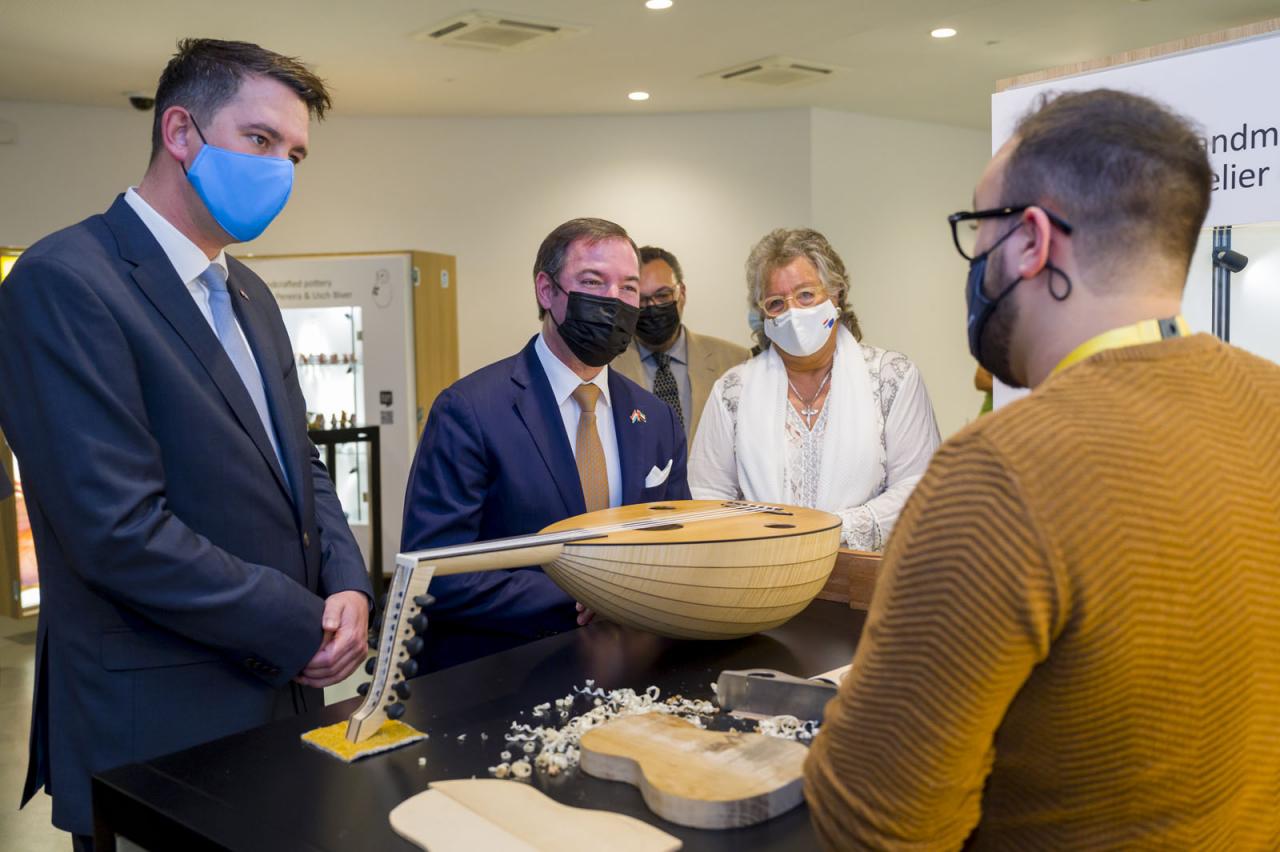 Le Prince Guillaume et le ministre Delles échangent avec un artisan