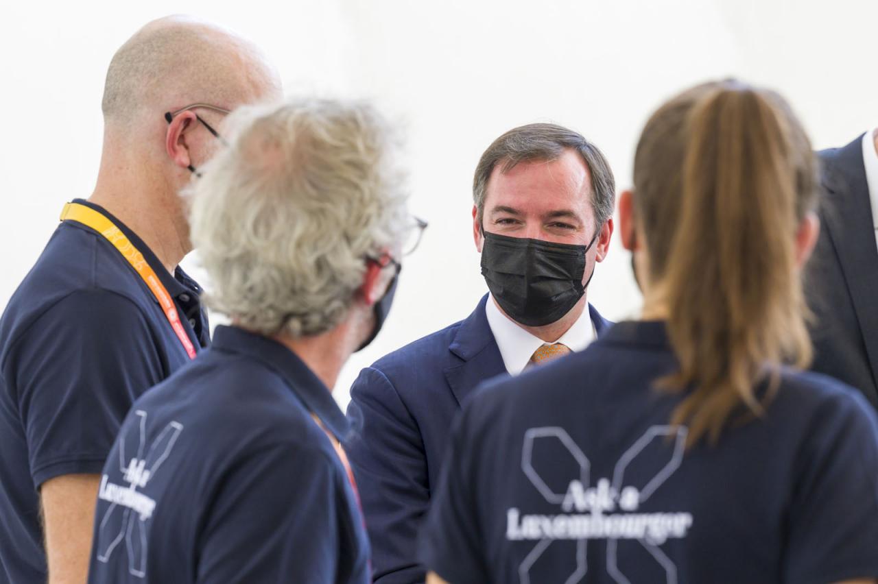 Le Prince Guillaume échange avec les équipes du pavillon