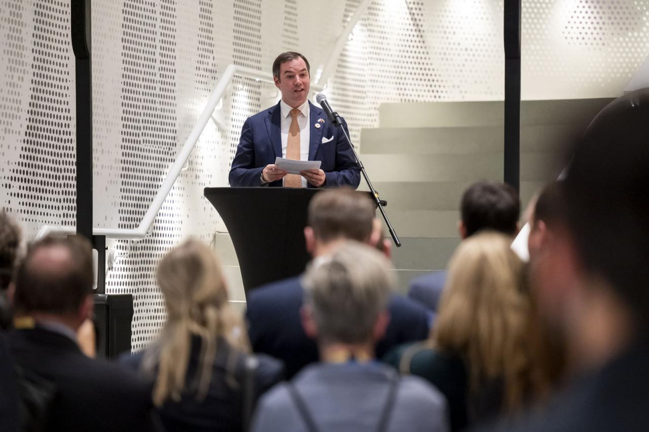 Le Prince Guillaume prononce un discours durant l'inauguration des journées du tourisme