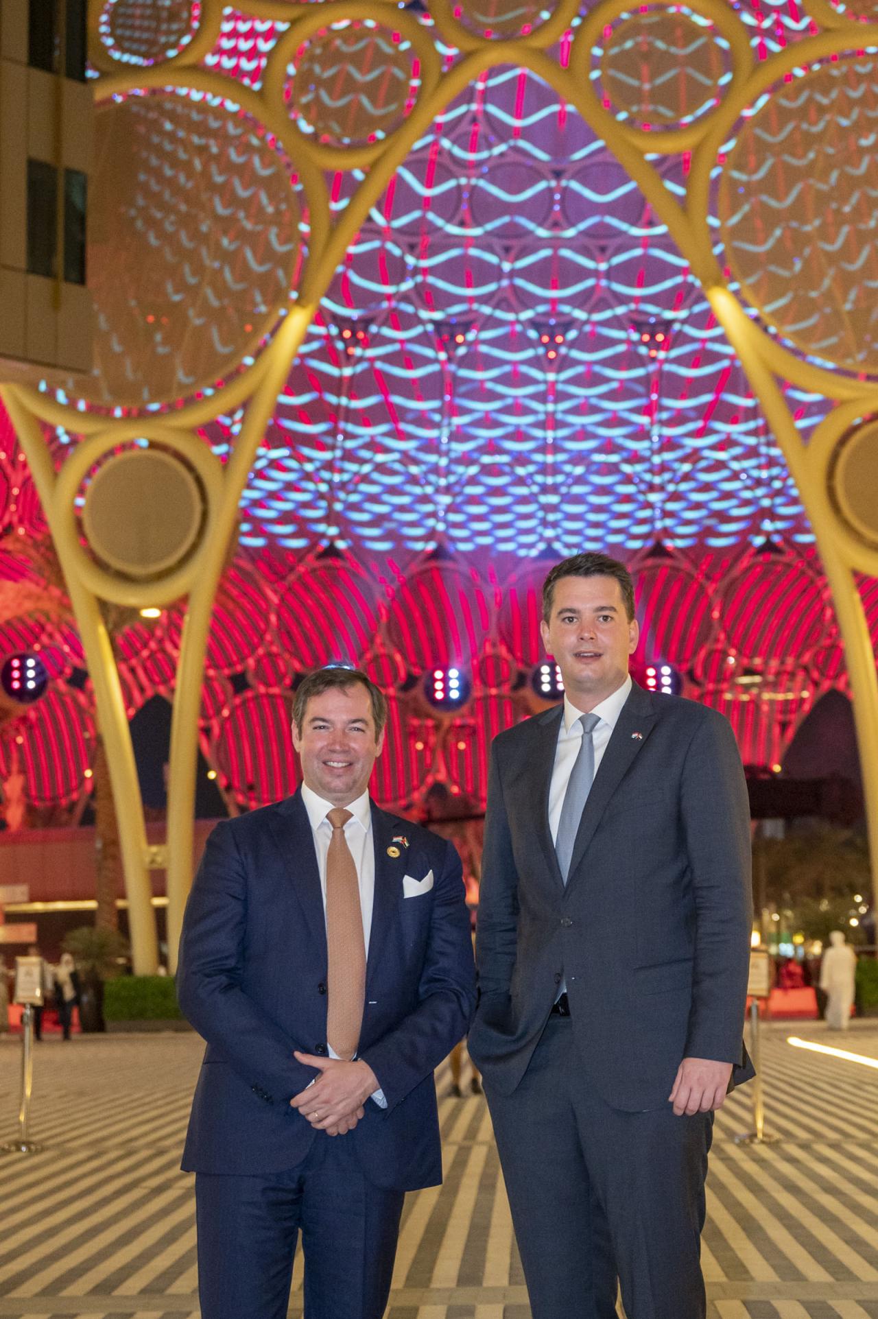 Le Prince Guillaume et le ministre Delles prennent une photo souvenir à l'exposition