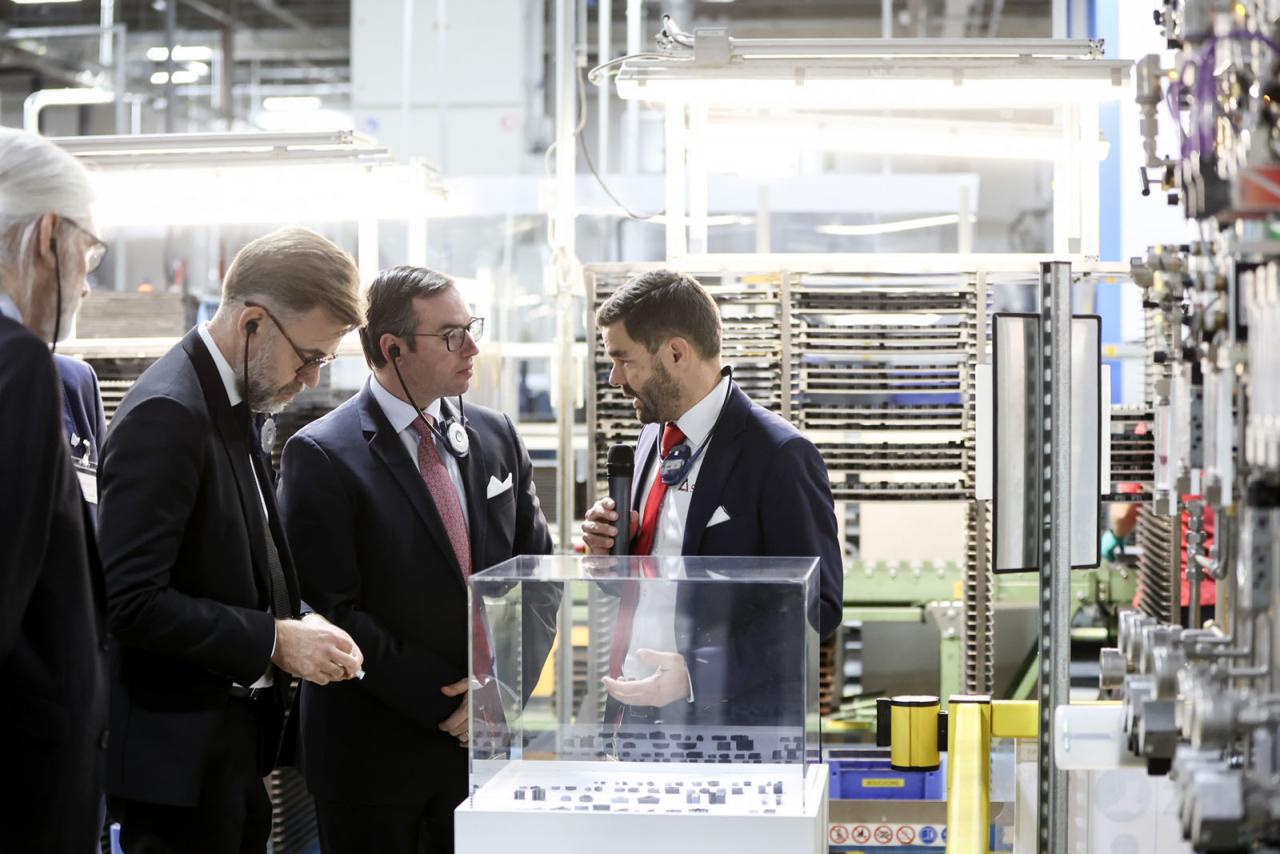 Le Prince Guillaume et le ministre Fayot en pleine visite des lignes de production