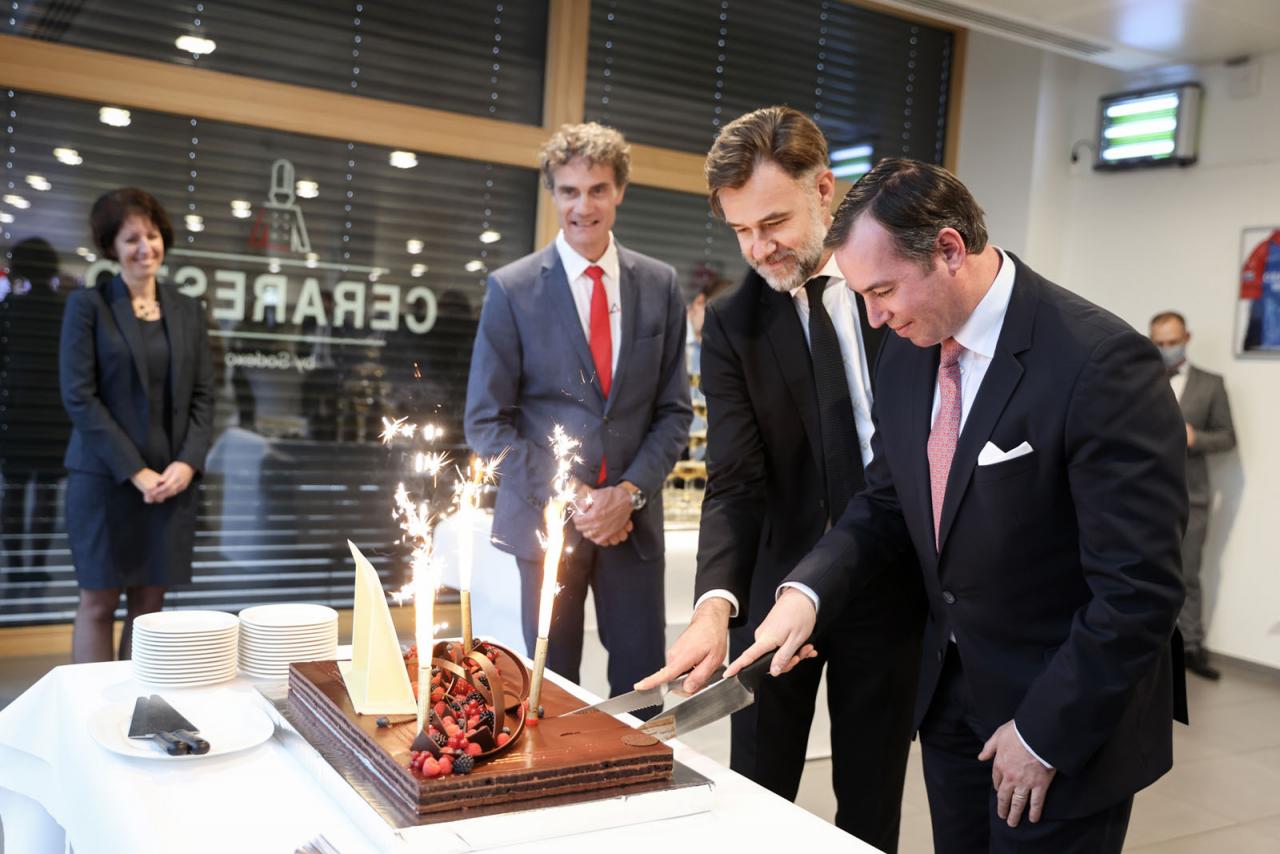 Le Prince Guillaume et le ministre Fayot coupent le gâteau commémorant les 100 ans de l'entreprise