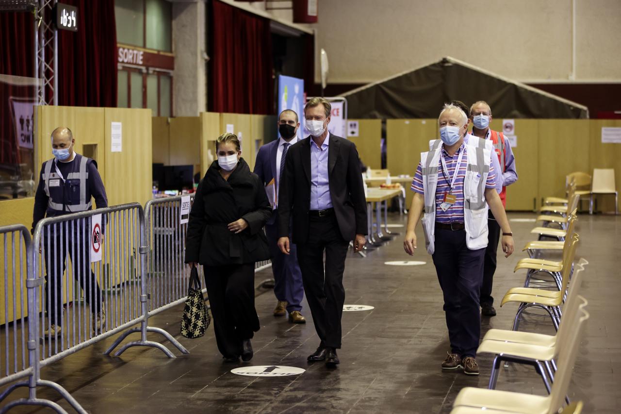 Le Couple grand-ducal dans le hall Victor Hugo pour leur dose de rappel