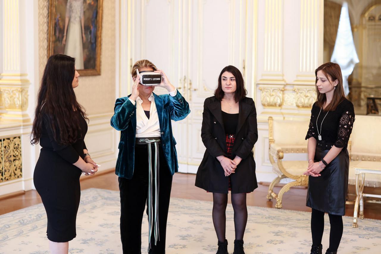 La Grande-Duchesse visionne un film en réalité virtuelle