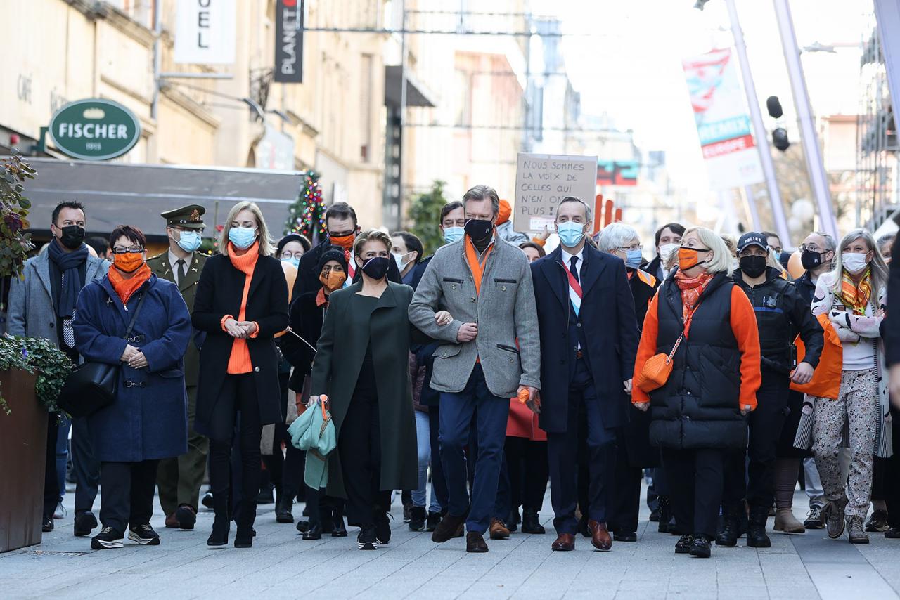 Le Couple grand-ducal marche en tête du cortège