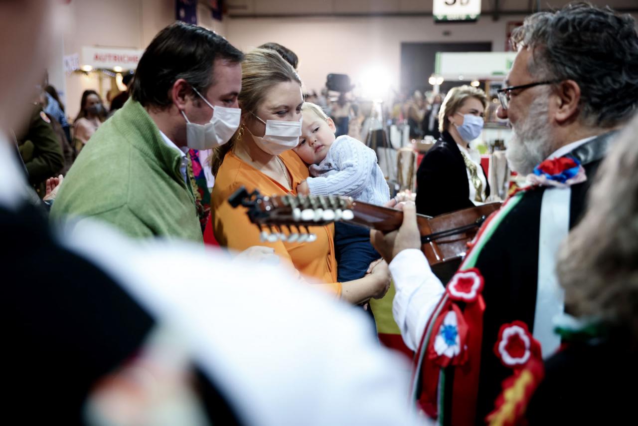 Le Couple héritier et le Prince Charles assistent à la prestation d'un guitariste