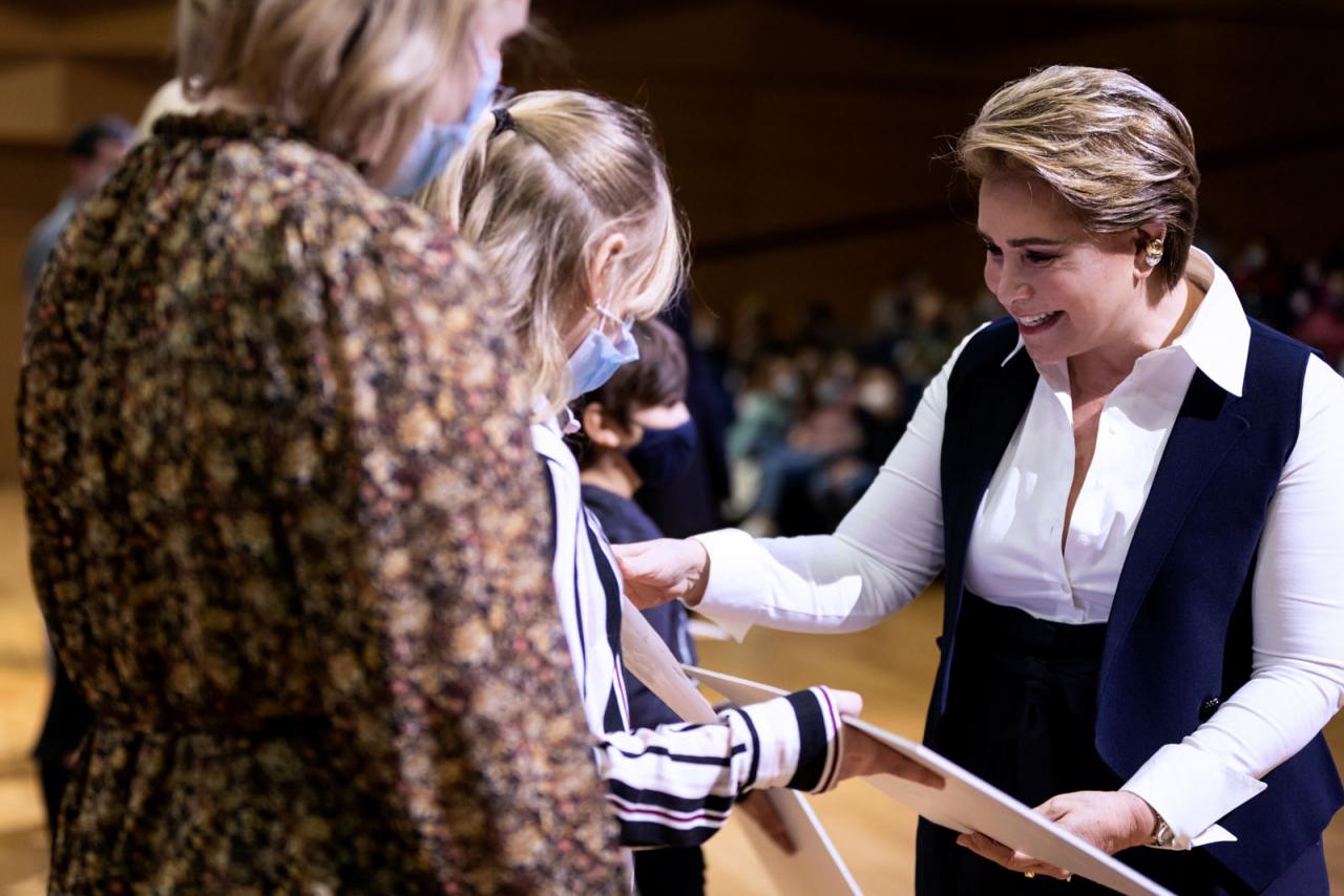 La Grande-Duchesse remet un prix à une étudiante