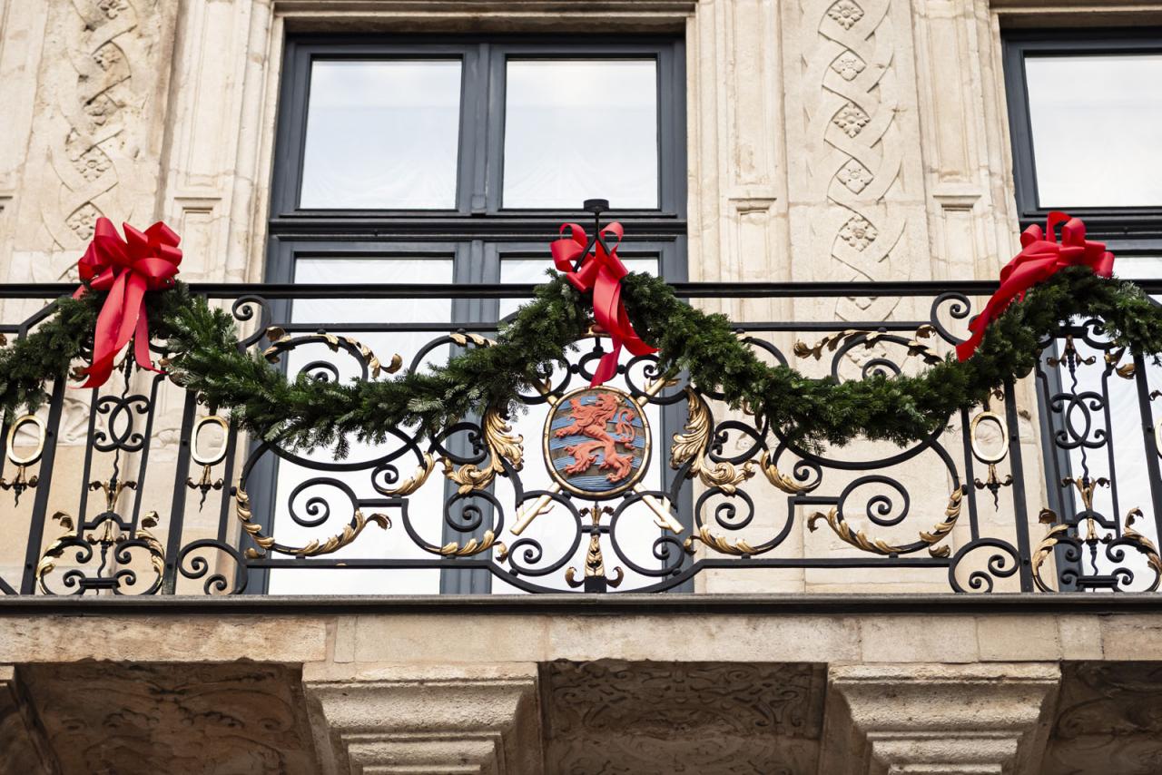 Le balcon du Palais grand-ducal arbore une décoration de Noël