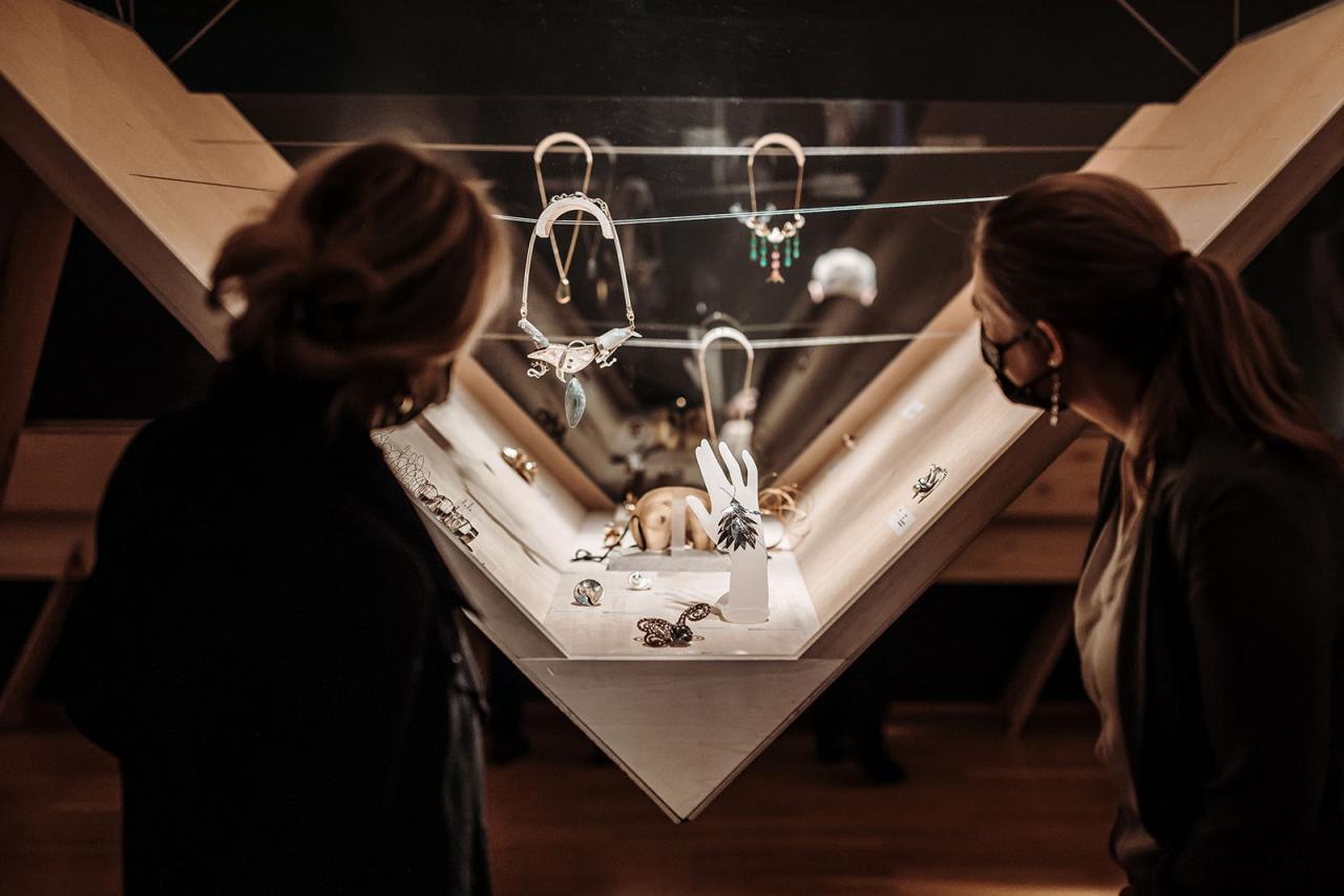 La Princesse Stéphanie observe les bijoux au gré des explications Mme Venet