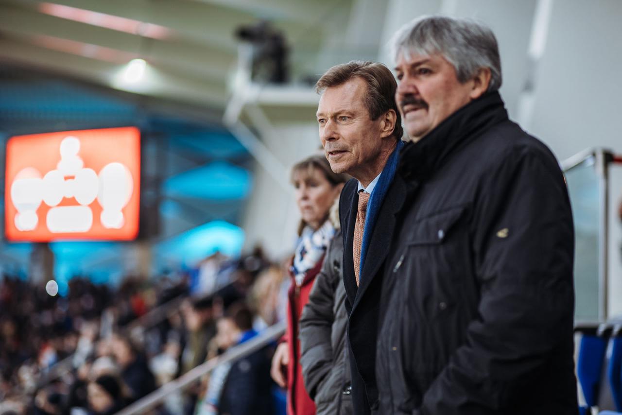 Le Grand-Duc et le président de la FLF réagissent à une action du match