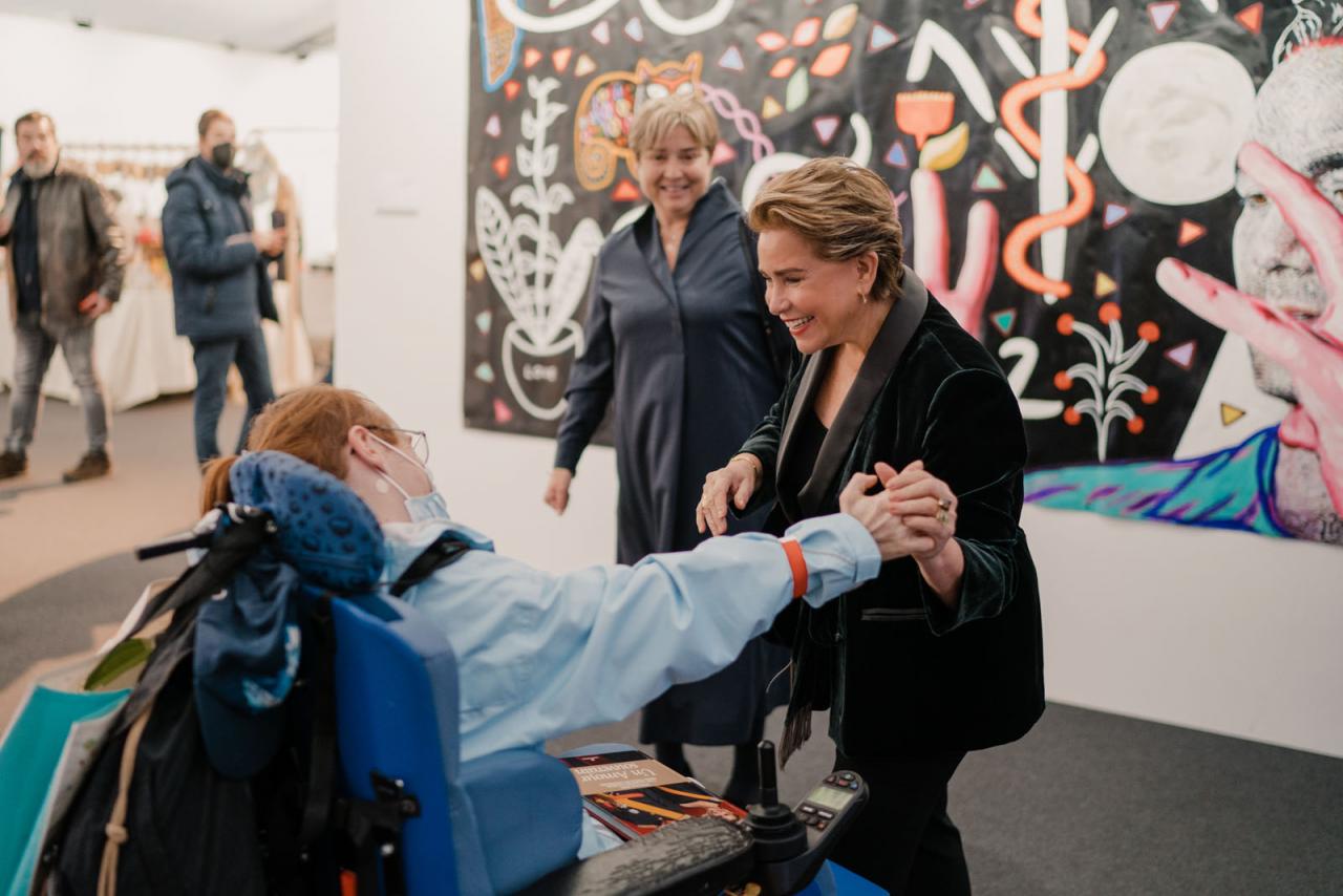 La Grande-Duchesse salue une personne en situation de handicap