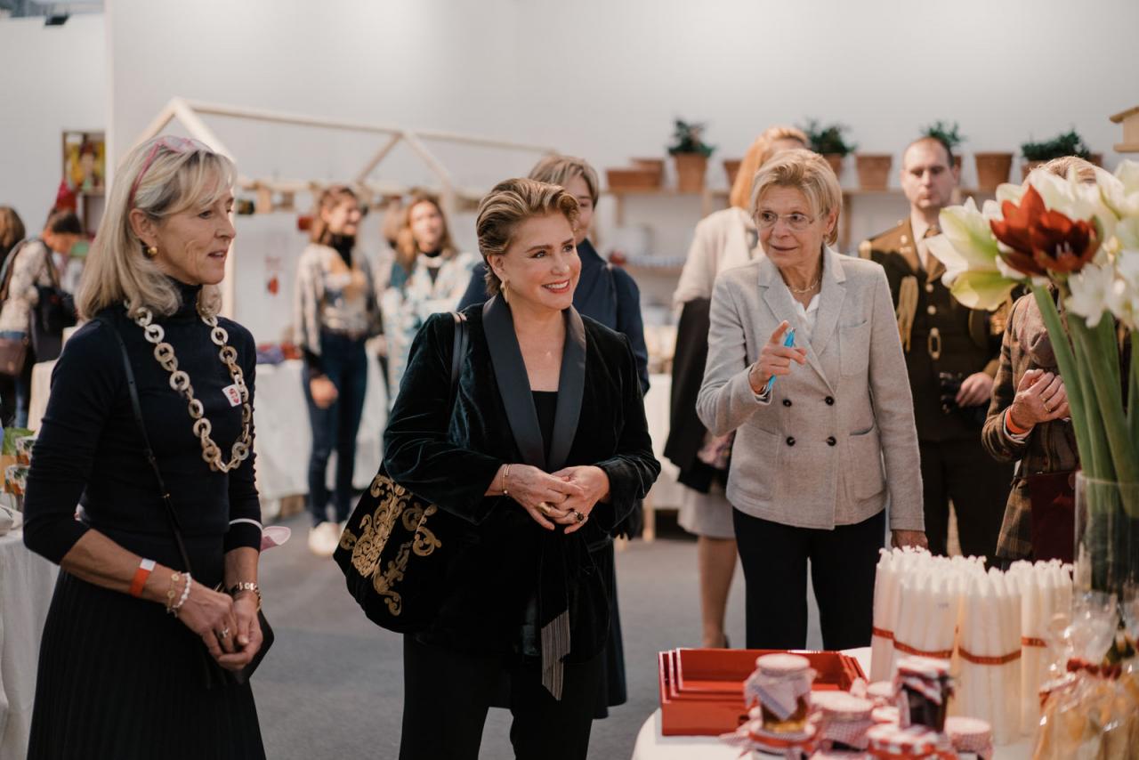 La Grande-Duchesse visite le bazar de la Croix-Rouge