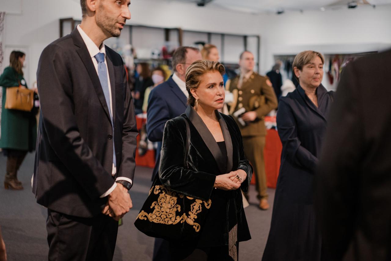 La Grande-Duchesse visite le bazar de la Croix-Rouge luxembourgeois