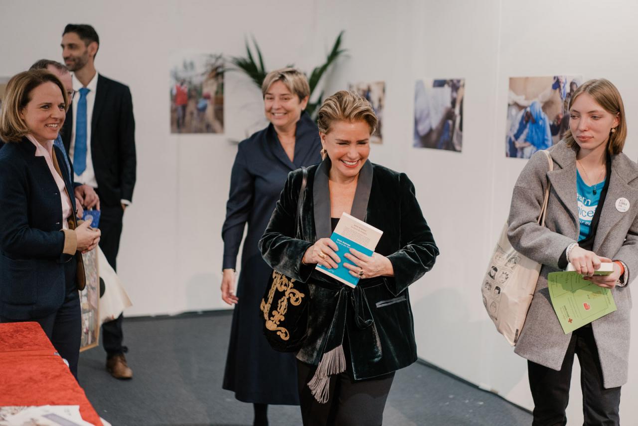 La Grande-Duchesse visite le bazar de la Croix-Rouge luxembourgeois