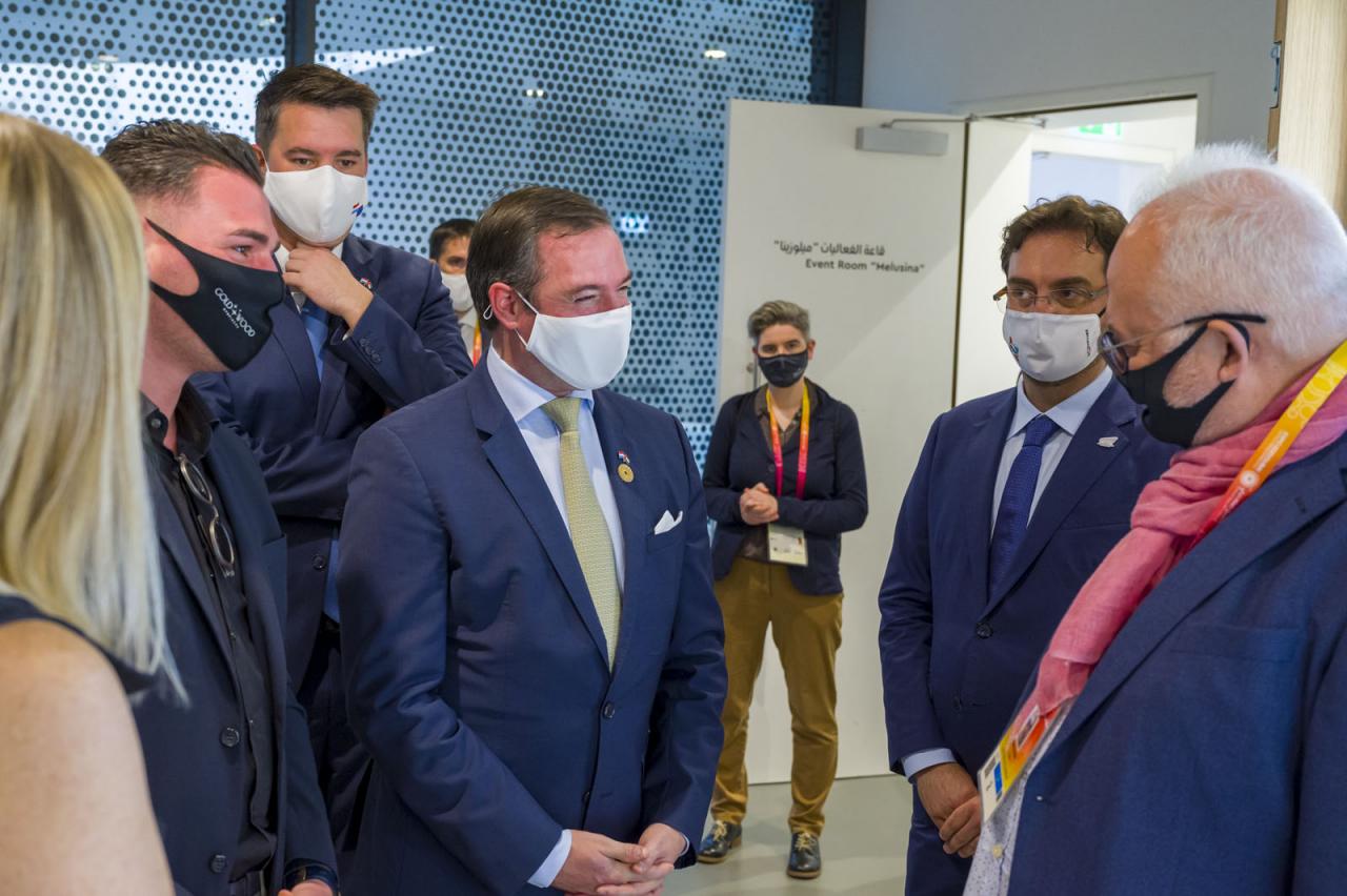 Le Prince Guillaume échange avec un représentant au pavillon luxembourgeois