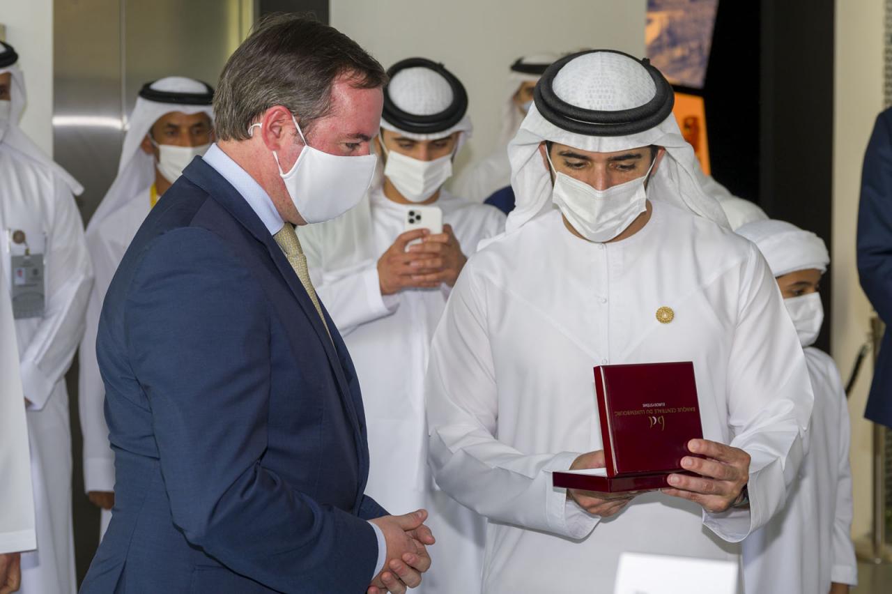 Le Prince héritier de Dubaï admire un cadeau