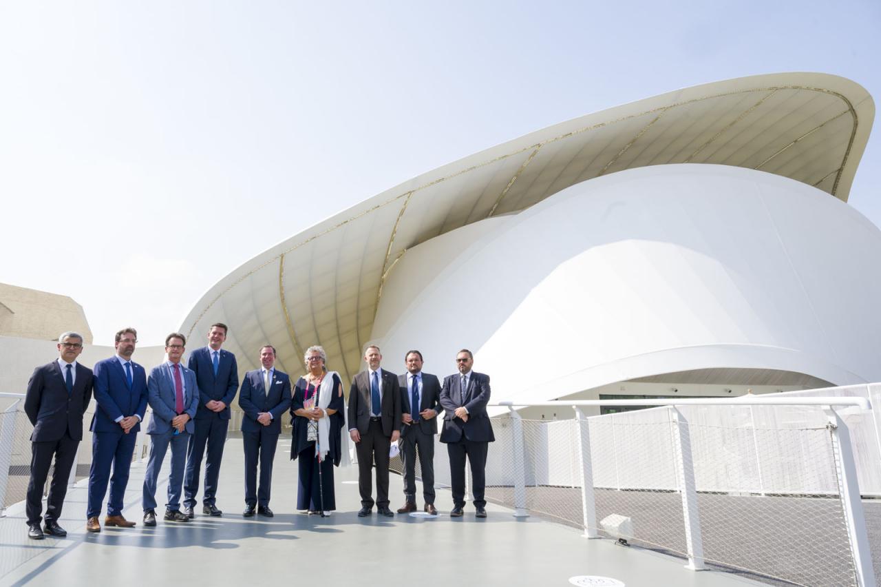 Photo de groupe devant le pavillon luxembourgeois