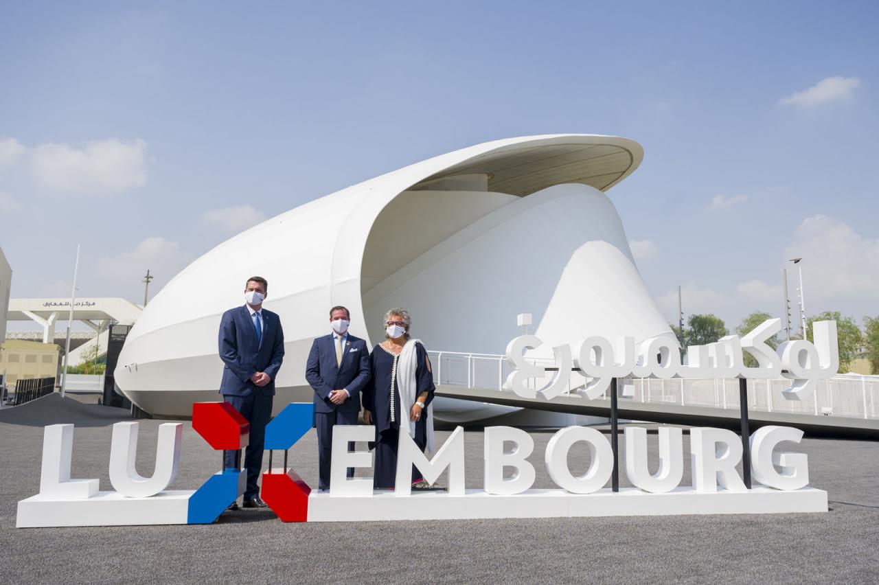 Le Prince et le ministre posent devant le logo Luxembourg
