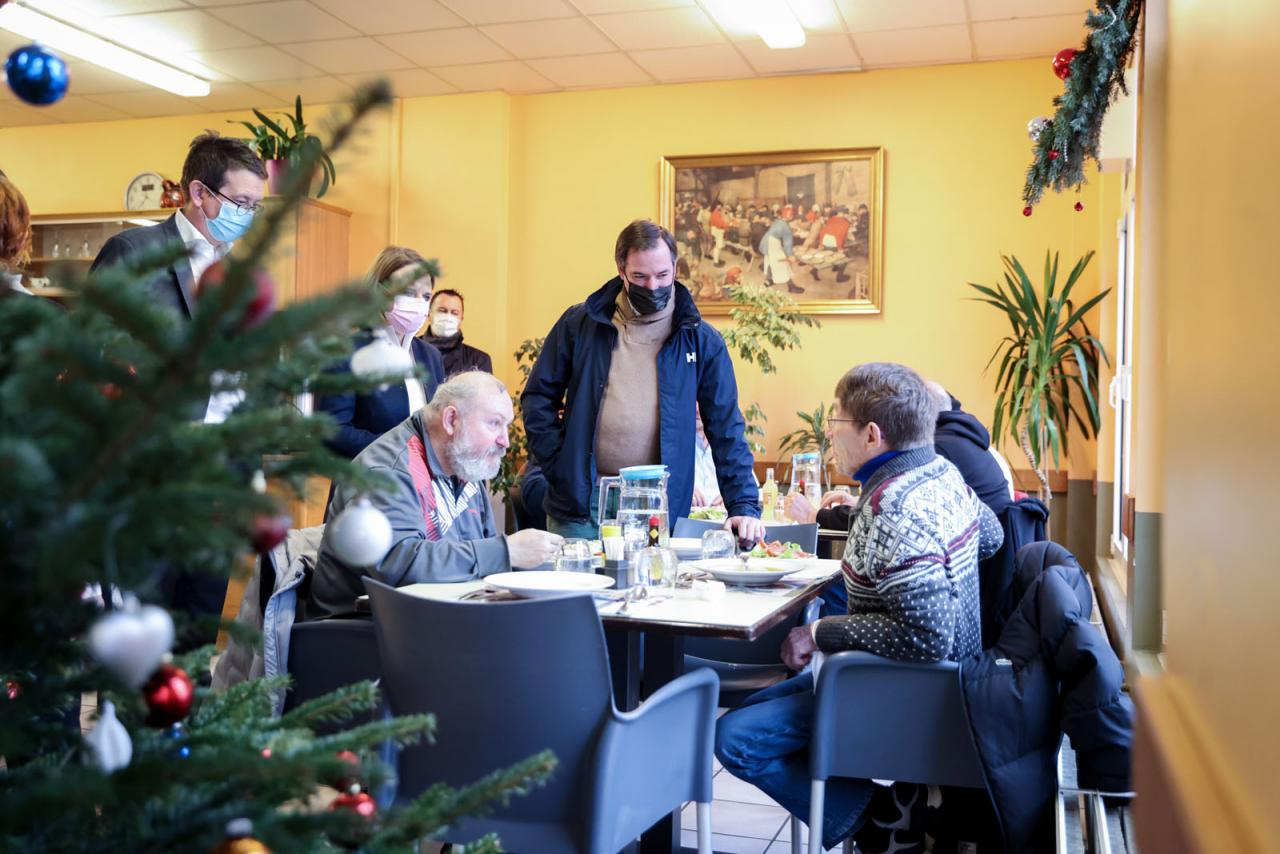 Le Prince Guillaume échange avec des clients de la "Vollekskichen"