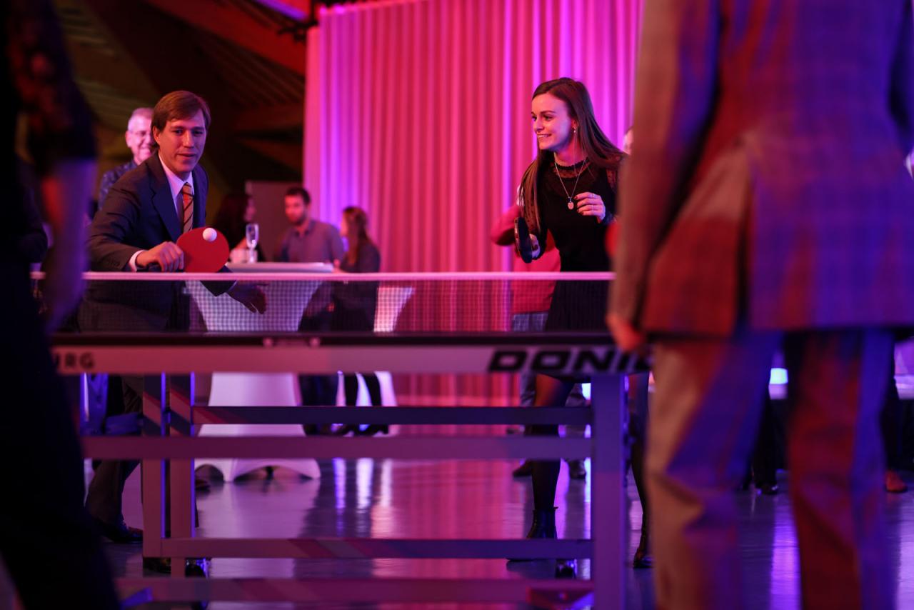 Partie de tennis de table entre les Princes Louis et Gabriel et les athètes Ni Xia Lian et Sarah De Nutte