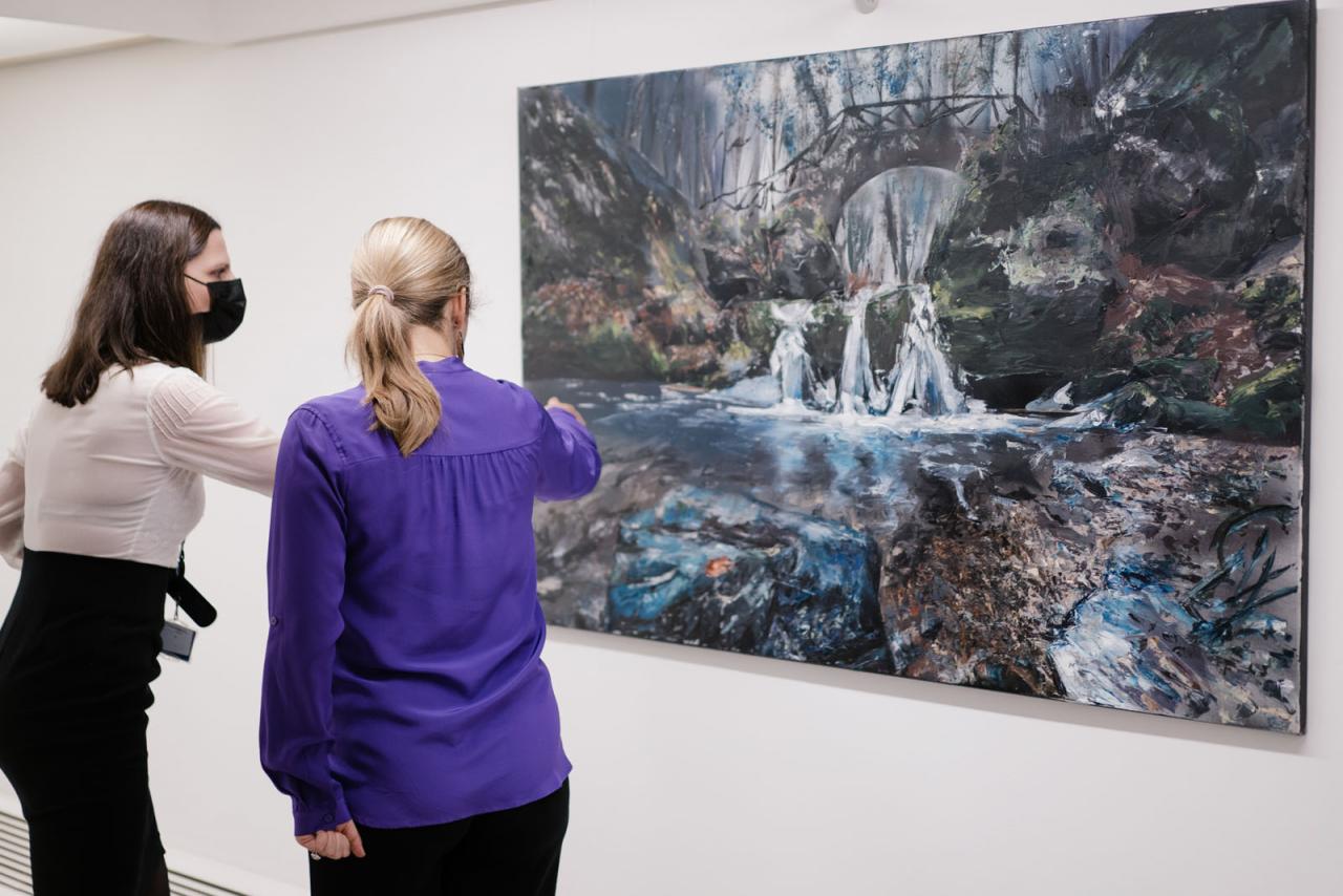 La Princesse Stéphanie observe une peinture des cascades du Schiessentümpel
