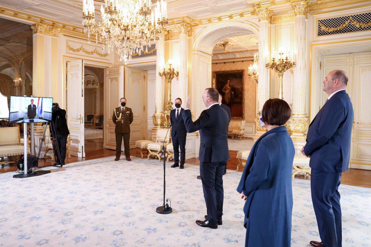 Madame Engel prête serment devant le Grand-Duc