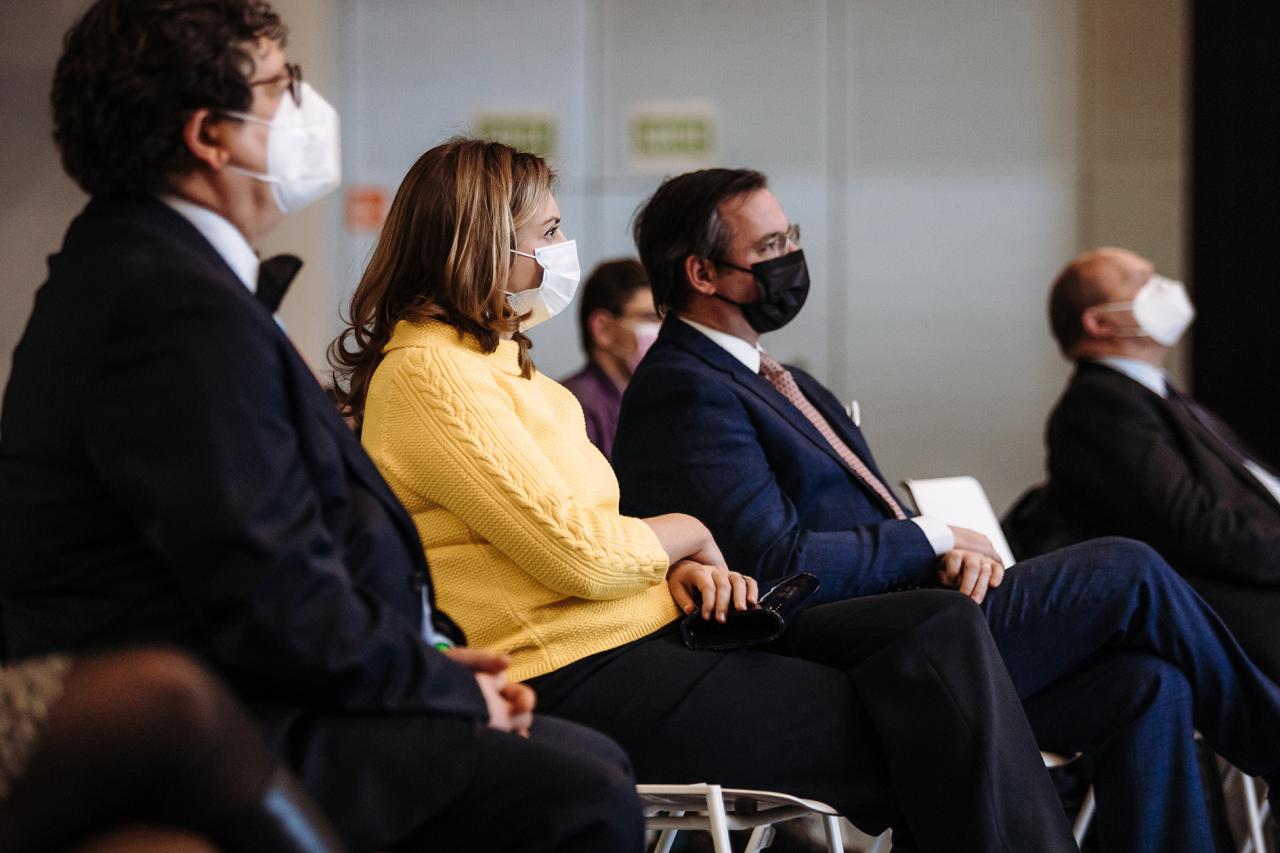 Le Couple héritier écoute les discours lors de la conférence