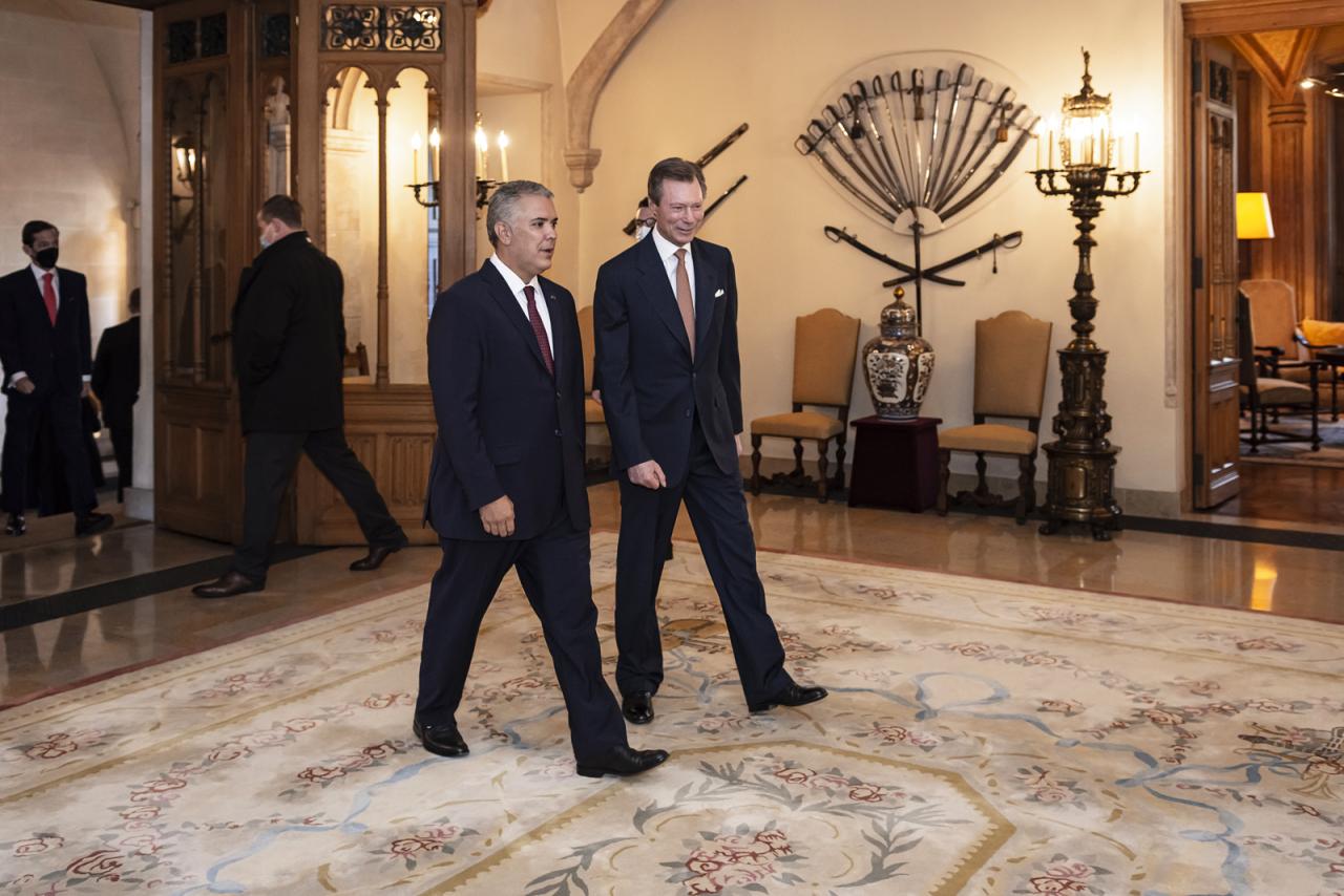 Le Grand-Duc accueille le président colombien dans le hall du Palais