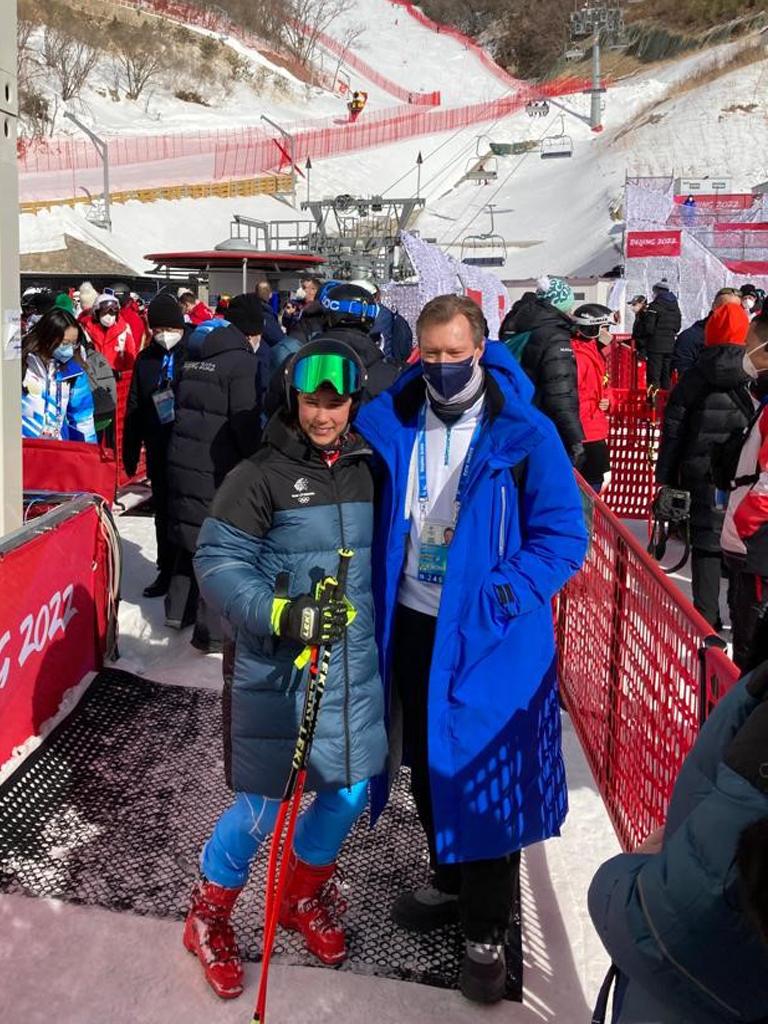 Le Grand-Duc et la skieuse Gwyneth Ten Raa sur la piste de Yanking