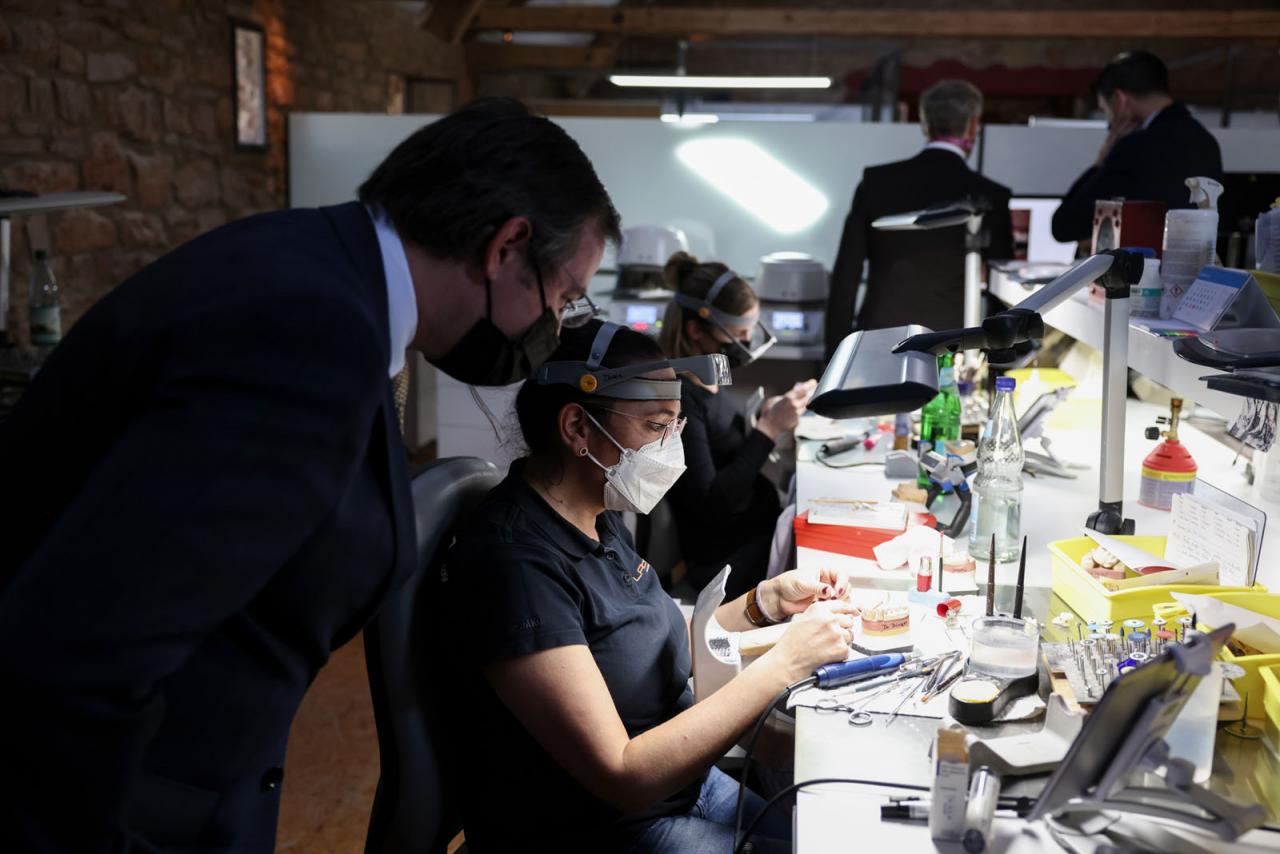 Le Prince Guillaume observe un technicien travailler sur une prothèse dentaire