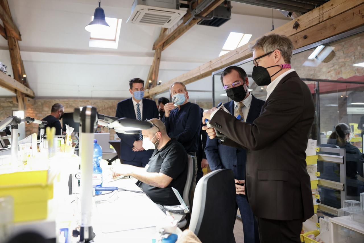 Le Prince Guillaume échange avec le directeur général de Labcom