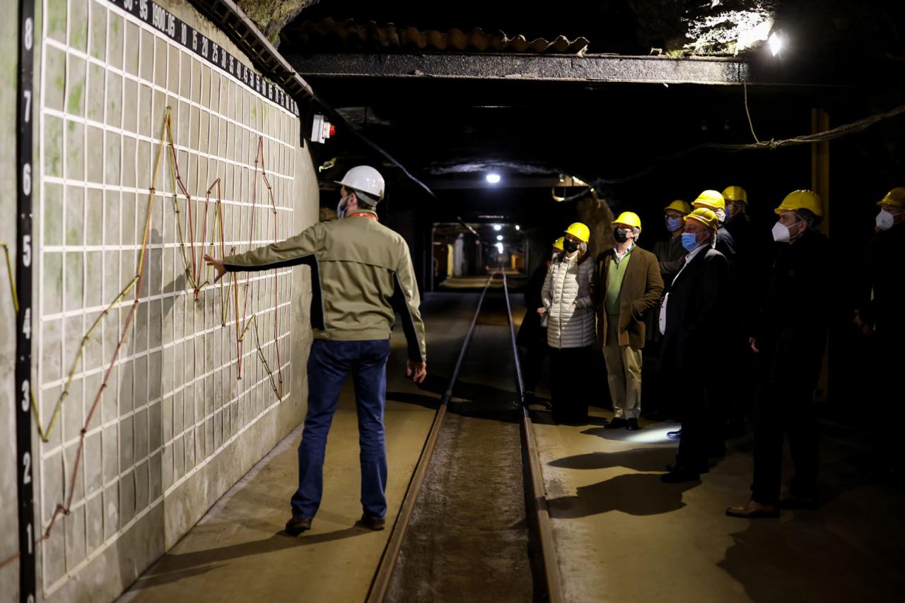 Un responsable du musée montre un plan des galeries de la mine