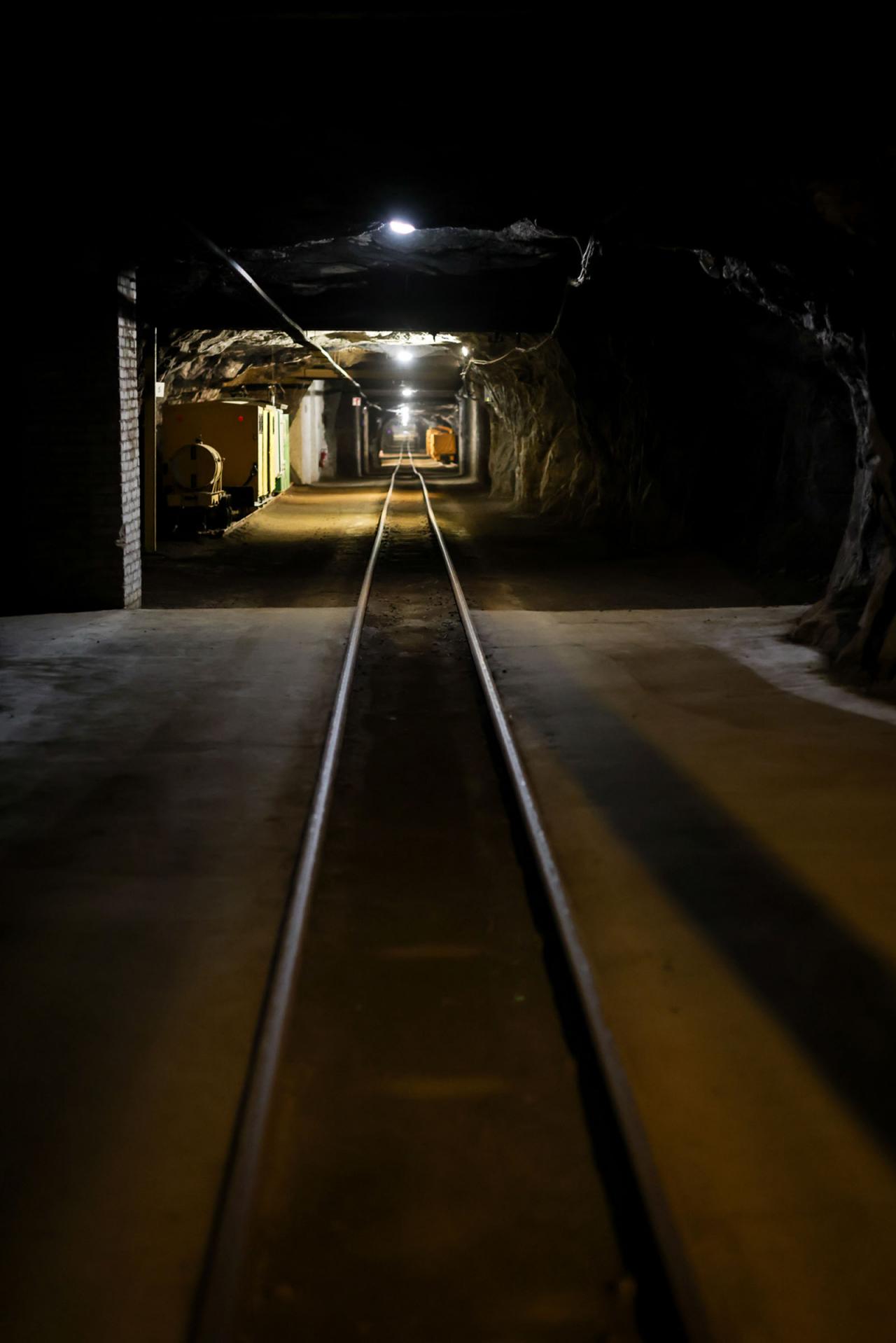 Vue sur le tunnel ferroviaire de la mine